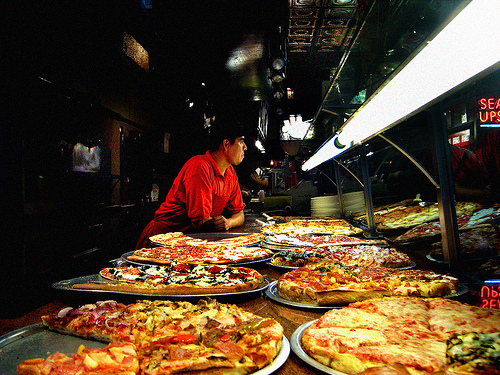 Pizzafahrer vor Pizzen