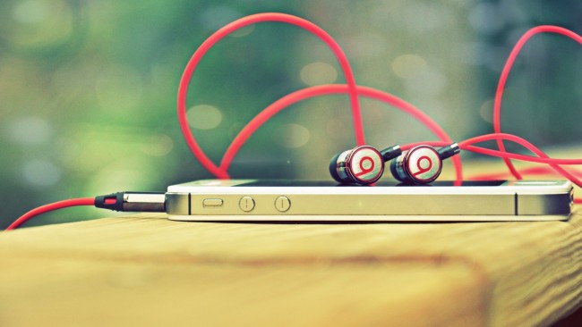 Beats Headphones Wallpaper (Bild: Paul Mood)