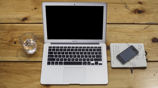 Apple MacBook und iPhone auf Schreibtisch ([CC0], via Unsplash)