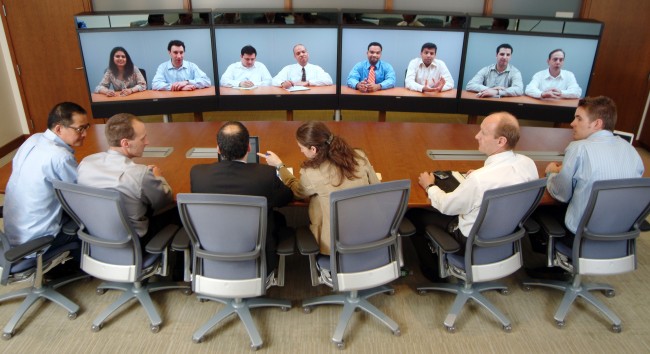 Videokonferenz (Bild: Fuelrefuel [CC BY-SA 3.0], via Wikimedia Commons)