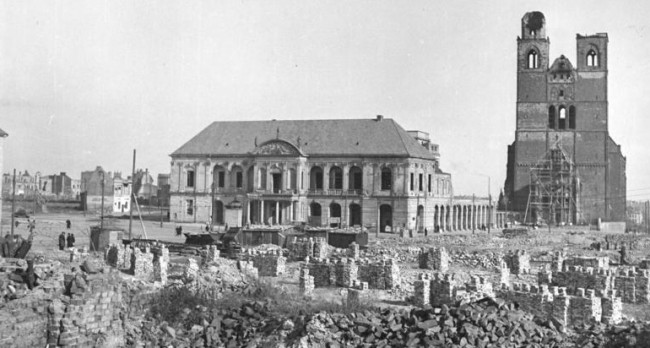 Von Bomben zerstörtes Magdeburg (Bundesarchiv, Bild 183-14025-0001 [CC BY-SA 3.0 de], via Wikimedia Commons)