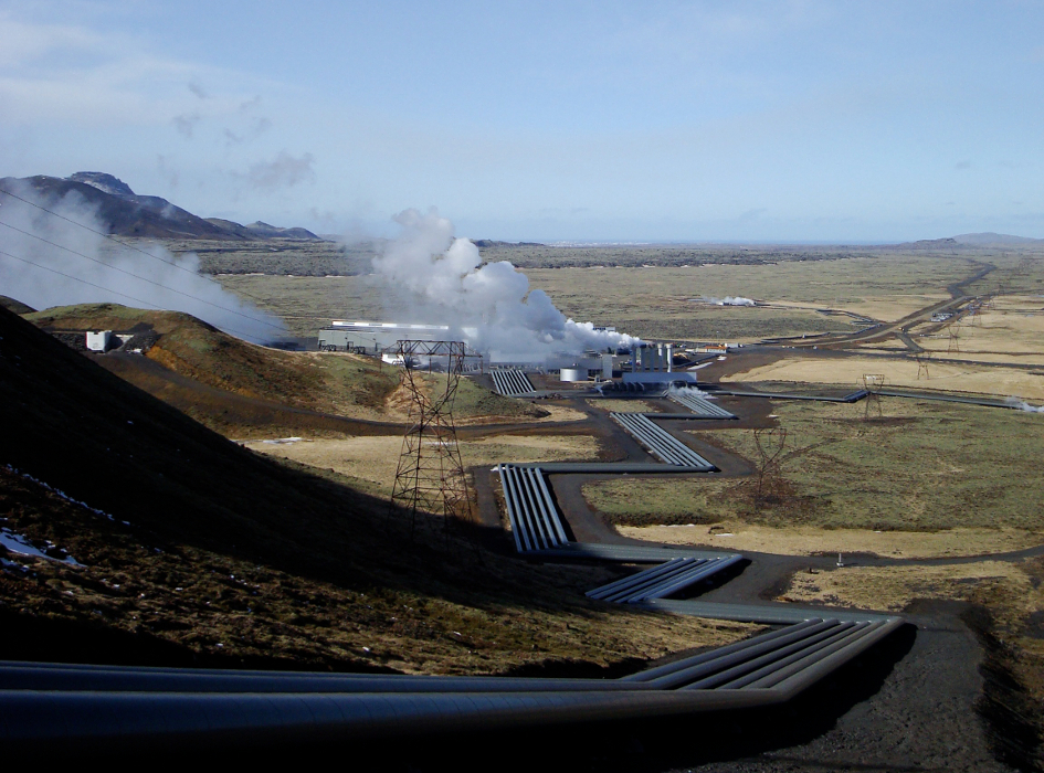 Hellisheidi geothermal power plant (image by ThinkGeoEnergy [CC BY 2.0] via flickr)