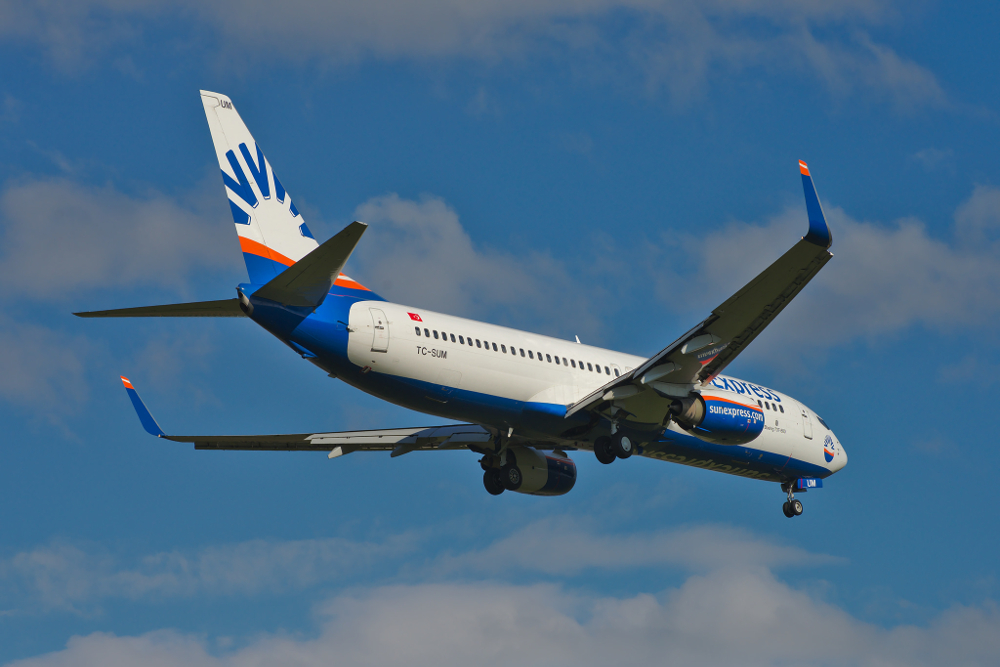 SunExpress Boeing 737-800 TC-SUM (adapted) (Image by sloppyperfectionist [CC BY-SA 2.0] via Flickr)