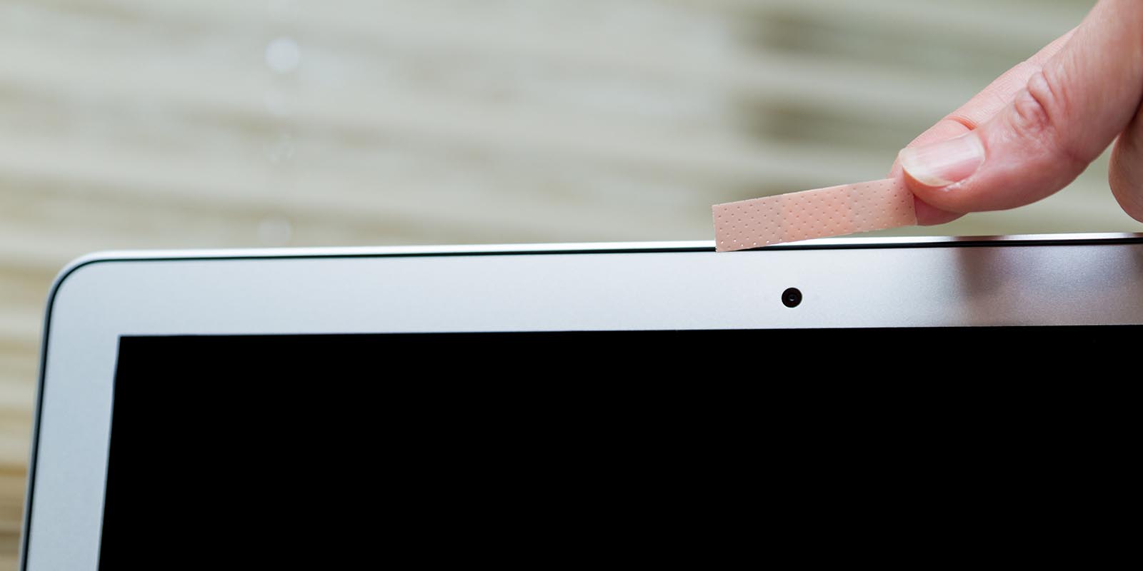 Spionage am Schreibtisch: Kamera abkleben beim Mac und iPhone? 