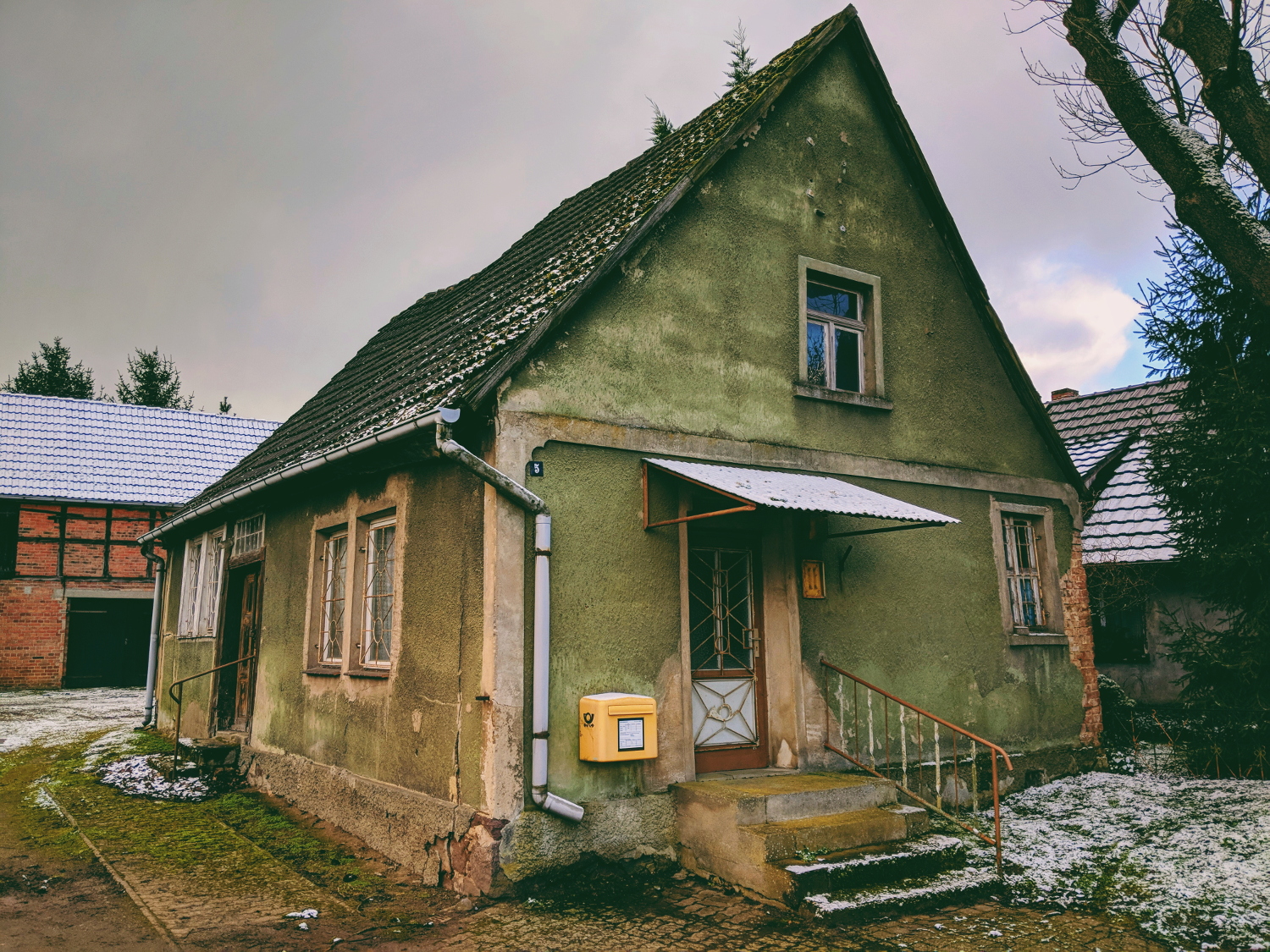 Ehemaliges Postgebäude im Bördedorf Cröchern – heute nur noch ein Briefkasten, Februar 2018