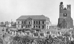 Von Bomben zerstörtes Magdeburg (Bundesarchiv, Bild 183-14025-0001 [CC BY-SA 3.0 de], via Wikimedia Commons)