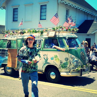 Hippies giving flower away (adapted) (Image by CasparGirl [CC BY 2.0] via Flickr)
