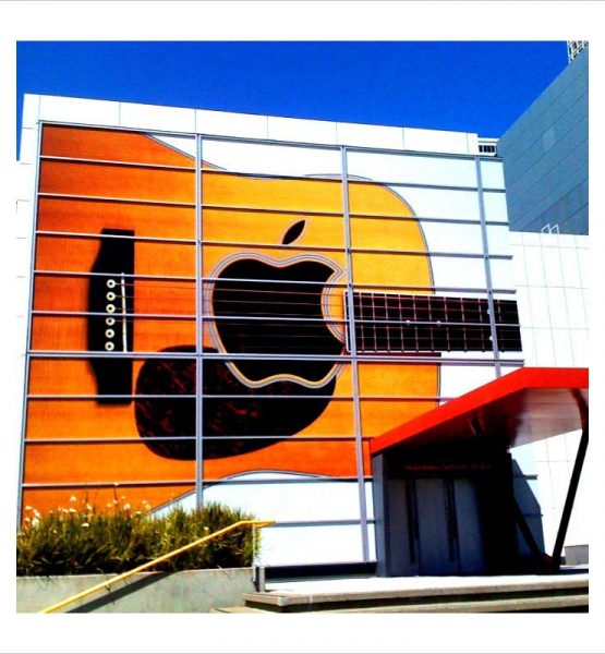 Day 242/365 - Apple guitar sign (Prepping for their September 1 event) (adapted) (Image by Anita Hart [CC BY-SA 2.0] via Flickr)