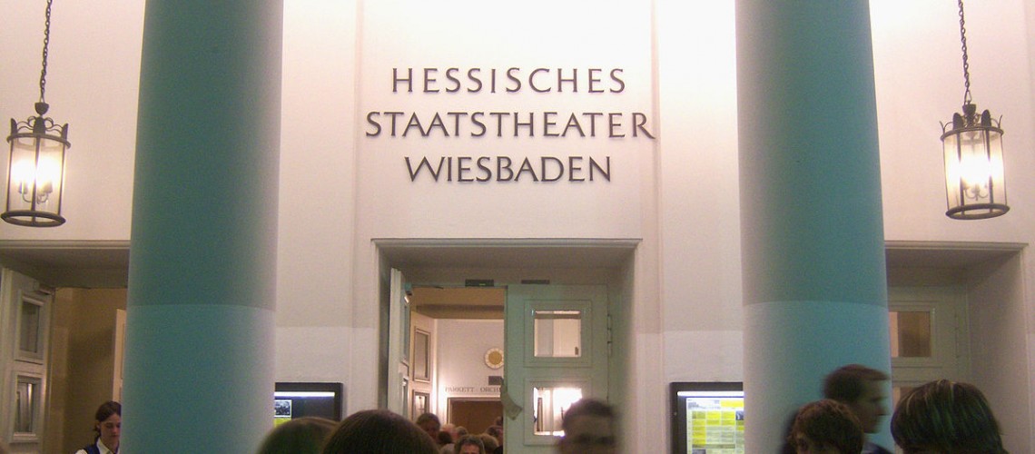 Hessisches Staatstheater in Wiesbaden (Bild by Jivee Blau [CC BY-SA 3.0], via Wikimedia Commons)