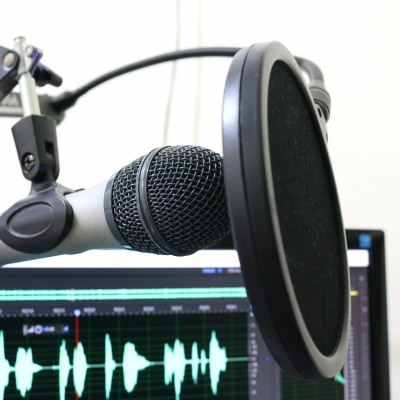 Mikrofon (adapted) (Image by florantevaldez [CC0 Public Domain] via Pixabay)