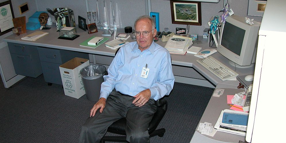 Former Intel CEO Gordon Moore in his cubicle (adapted) (Image by Intel Free Press [CC BY-SA 2.0] via Flickr)