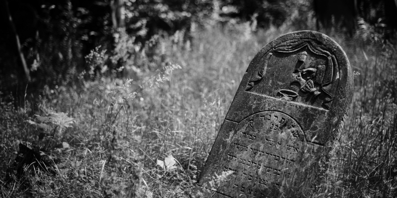 Tombstone in Jewish cemetery (adapted) (Image by Jakub Jankiewicz [CC BY-SA 2.0] via Flickr)