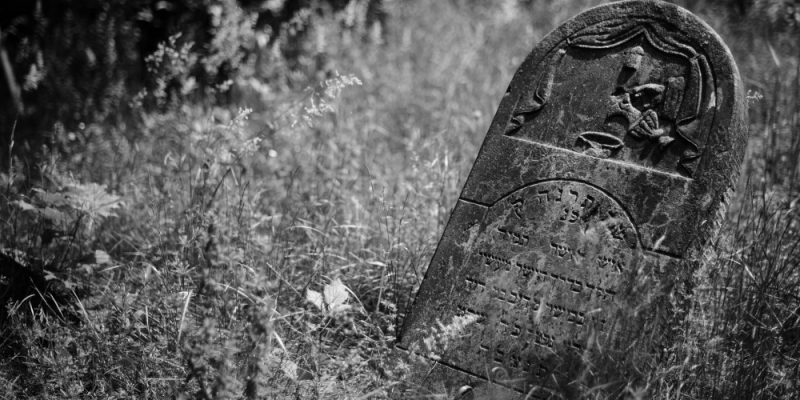 Tombstone in Jewish cemetery (adapted) (Image by Jakub Jankiewicz [CC BY-SA 2.0] via Flickr)