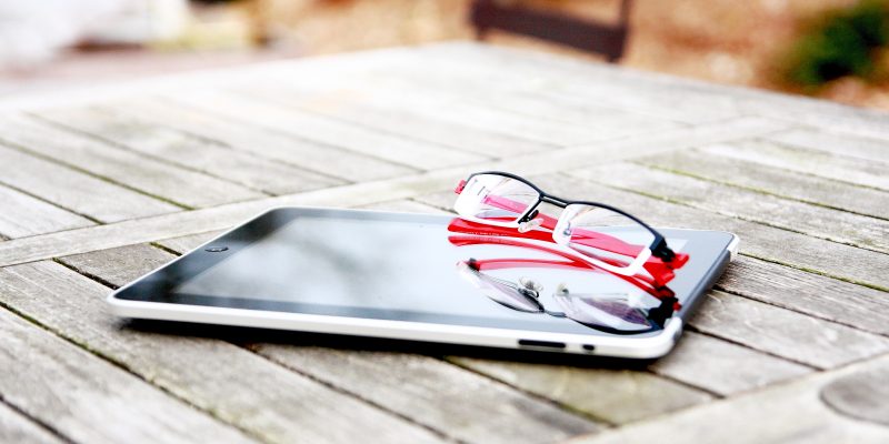 Readability on the iPad (adapted) (Image by Sebastien Wiertz [CC BY 2.0] via Flickr)