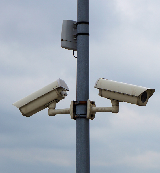 Kamera Überwachung (adapted) (Image by webandi [CC0 Public Domain] via Pixabay)