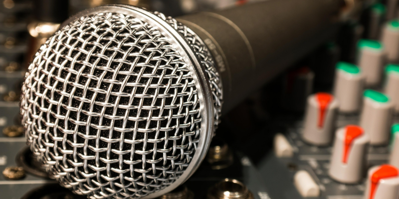 Mikrofon (adapted) (Image by Didgeman [CC0 Public Domain] via Pixabay)