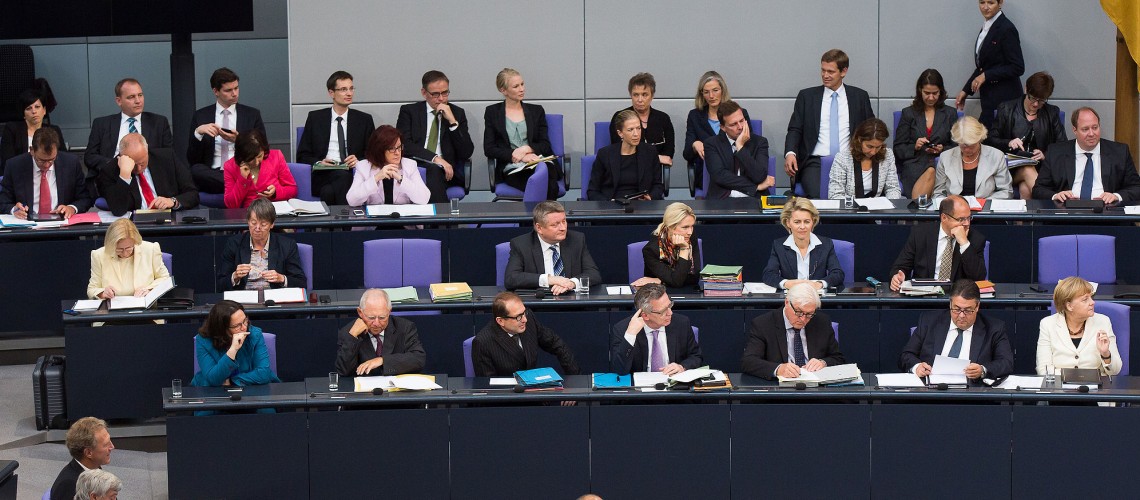 Bundesregierung Merkel III im Jahr 2014 (Image: Tobias Koch [CC BY-SA 3.0 de], via Wikimedia Commons)