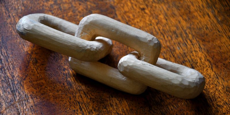 Chain links (adapted) (Image by Yandle [CC BY 2.0] via flickr)