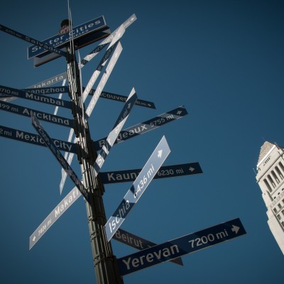 Los Angeles City Hall and sister cities signs(image by Cesarexpo(CC BY-SA 4.0))