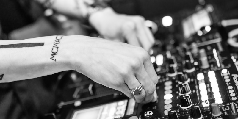 dj (Image by Designatic [CC0 Public Domain] via pixabay)