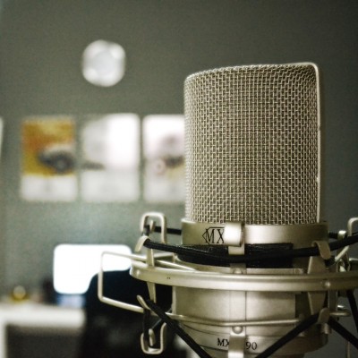 Mikrophon (Teaser_ martinsandofer [CC0 Public Domain], via Pixabay)