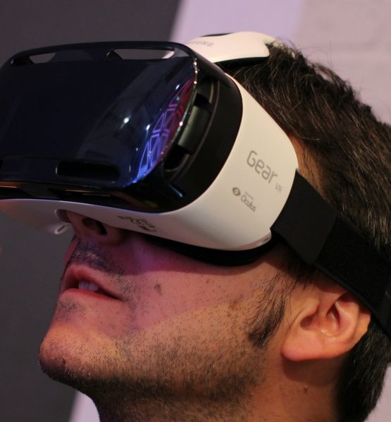 Samsung Gear VR (adapted) (Image by Maurizio Pesce [CC BY 2.0] via flickr)