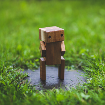 Hölzener Roboter (Image by kaboompics (CC0 Public Domain) via Pixabay)