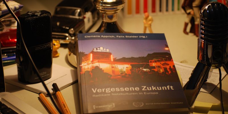 Radikale Netzkulturen, Schreibtisch, Lampe, Kerze, unaufgeräumt, Gunnar Sohn