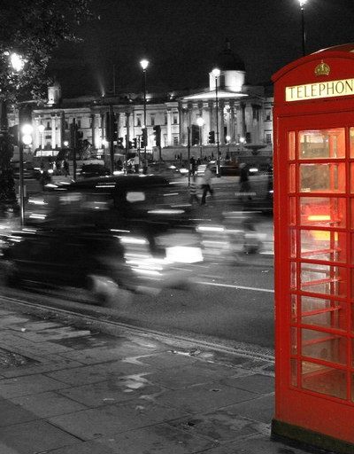 B/W Trafalgar Square & Red Telephone boxes (adapted) (Image by Mario Sánchez Prada [CC BY-SA 2.0] via Flickr)
