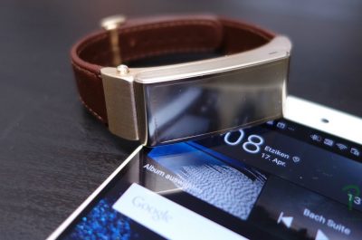 Huawei P8 & Talkband Launch in London - Hands-On (adapted) (Image by Martin @pokipsie Rechsteiner [CC BY-SA 2.0] via flickr)