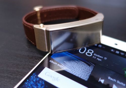 Huawei P8 & Talkband Launch in London - Hands-On (adapted) (Image by Martin @pokipsie Rechsteiner [CC BY-SA 2.0] via flickr)