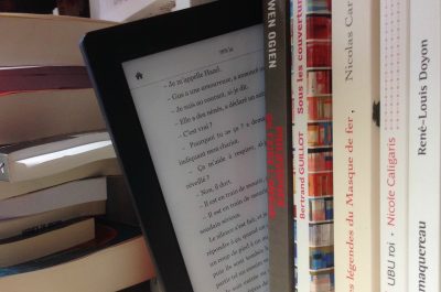 Lecteur ebook + livres papier (adapted) (Image by ActuaLitté [CC BY-SA 2.0] via flickr)