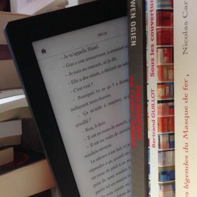 Lecteur ebook + livres papier (adapted) (Image by ActuaLitté [CC BY-SA 2.0] via flickr)