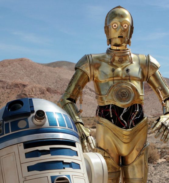 Artoo and Threepio-Desert-Promo--V1 (Image by Gordon Tarpley [CC by 2.0] via flickr)