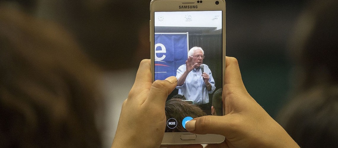 Bernie Sanders Smartphone (Image: Phil Roeder [CC BY 2.0], via Wikimedia Commons)