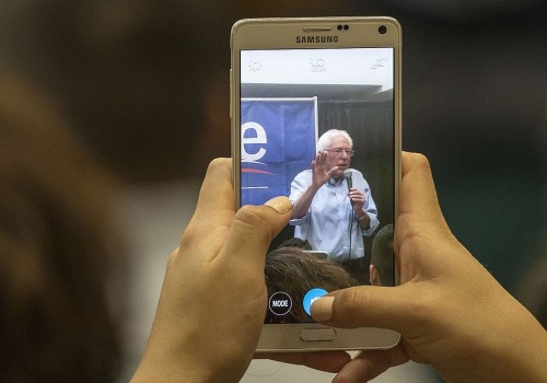 Bernie Sanders Smartphone (Image: Phil Roeder [CC BY 2.0], via Wikimedia Commons)