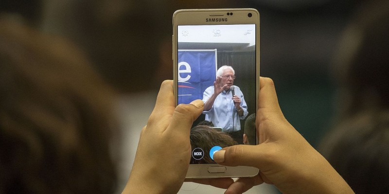 Bernie Sanders Smartphone (Image: Phil Roeder [CC BY 2.0], via Wikimedia Commons)