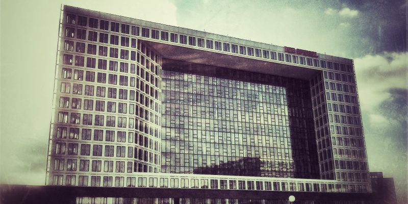 Der Spiegel (adapted) (Image by BineWagner [CC BY-SA 2.0] via Flickr)