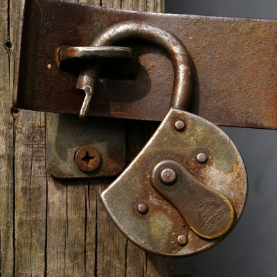 Vorhängeschloss (image by KRiemer (CC0 Public Domain) via Pixabay)