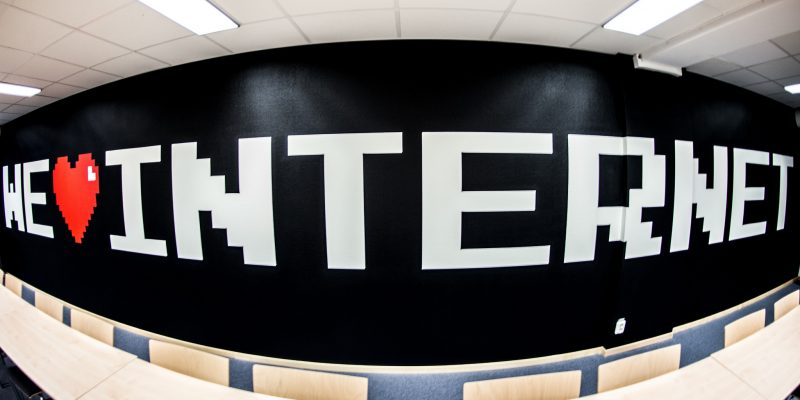 We love Internet (adapted) (Image by Kristina Alexanderson [CC BY 2.0] via Flickr)