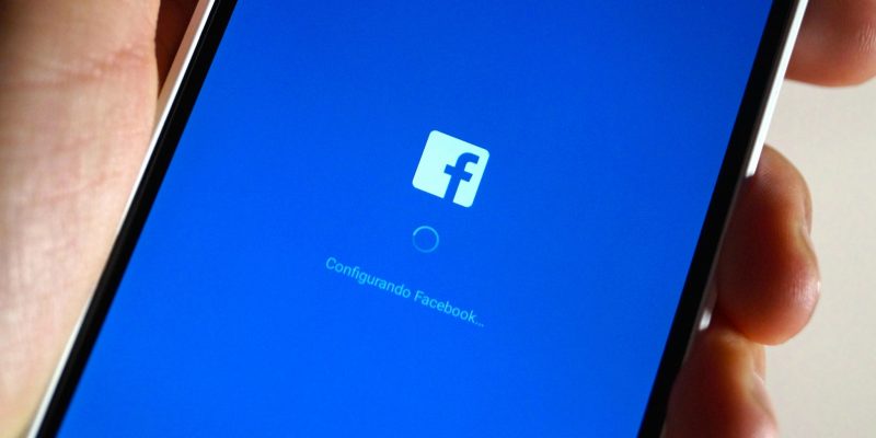 Facebook app (adapted) (Image by Eduardo Woo [CC BY-SA 2.0] via flickr)