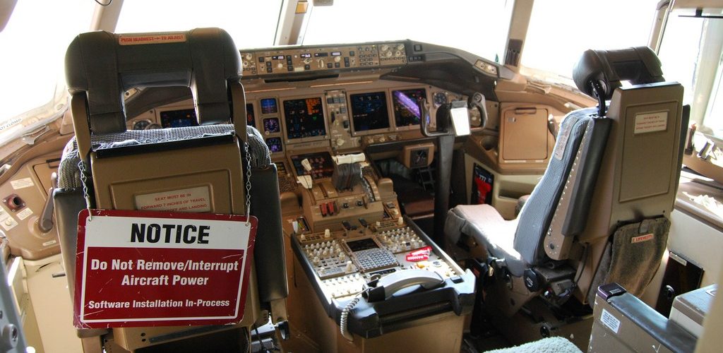 Boeing 777 cockpit, note software update in progress... (adapted) (Image by Bill Abbott [CC by 2.0] via flickr)