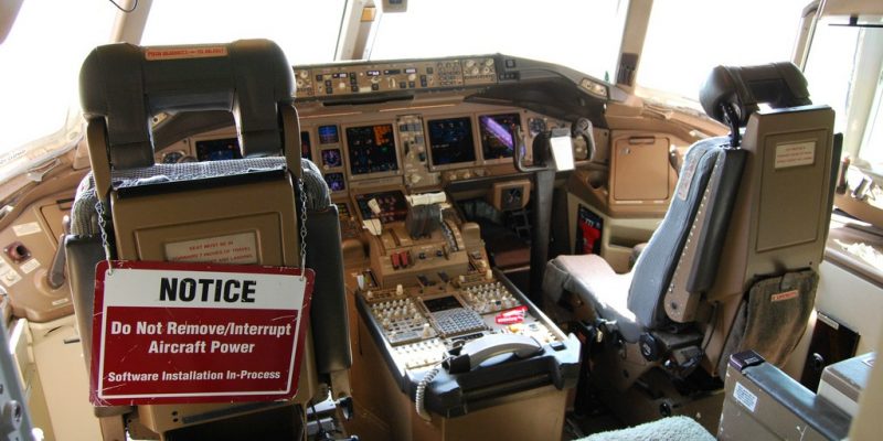 Boeing 777 cockpit, note software update in progress... (adapted) (Image by Bill Abbott [CC by 2.0] via flickr)