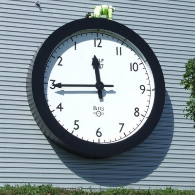 Backward Clock (Image by Keith Evans [CC BY SA 2.0], via geograph.org)