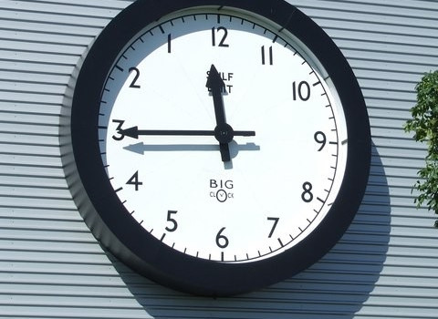 Backward Clock (Image by Keith Evans [CC BY SA 2.0], via geograph.org)