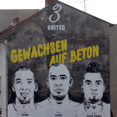 Badstr Gewachsen auf Beton (Image by OTFW [CC BY SA 3.0] via Wikimedia Commons