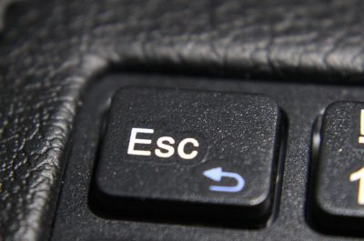 Tastatur Esc (Image by Silvia Stoedter [CC0_Public Domain], via Pixabay)