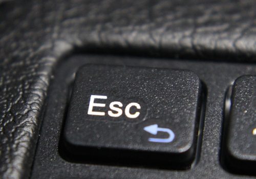 Tastatur Esc (Image by Silvia Stoedter [CC0_Public Domain], via Pixabay)