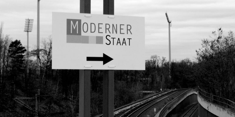 Wegweiser zum modernen Staat (adapted) (Image by m.a.r.c. [CC BY-SA 2.0] via Flickr)