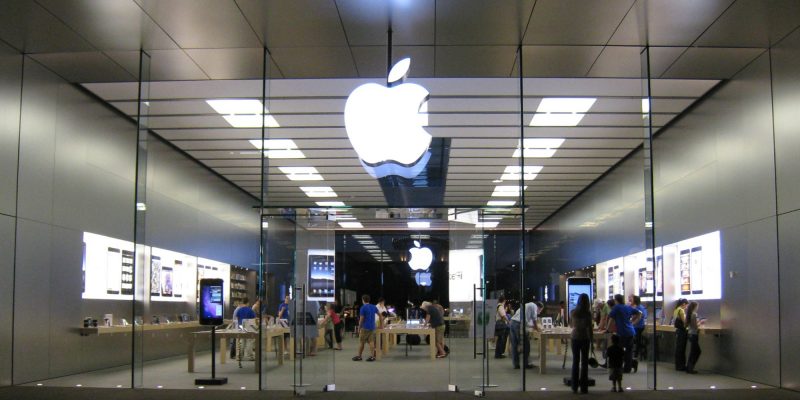 Apple Store Scottsdale Road (adapted) (Image by Dru Bloomfield [CC BY 2.0] via Flickr)